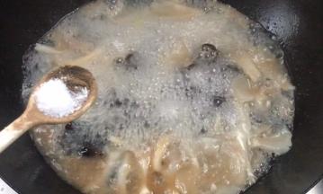 调入盐和胡椒粉，拌匀