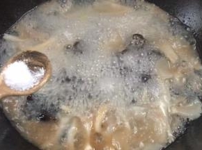 调入盐和胡椒粉，拌匀
