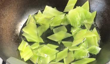 锅中烧开水，放入莴笋