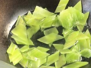 锅中烧开水，放入莴笋