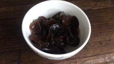 水发木耳洗净，沥水备用