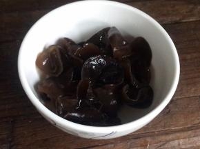 水发木耳洗净，沥水备用