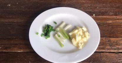 备好蒜末、葱花、葱段