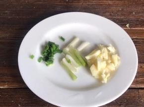 备好蒜末、葱花、葱段