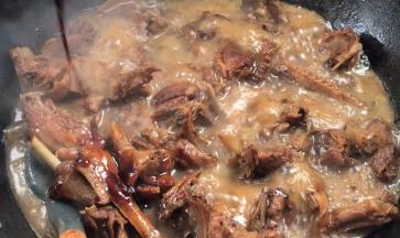 淋入蚝油和生抽，拌匀烧5分钟左右