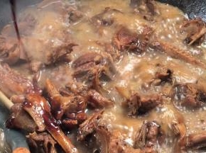 淋入蚝油和生抽，拌匀烧5分钟左右