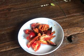 红辣椒摘洗干净后切成小块