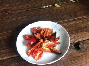 红辣椒摘洗干净后切成小块