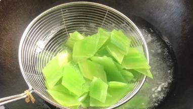 汆烫至变色后，捞出沥水