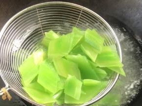 汆烫至变色后，捞出沥水