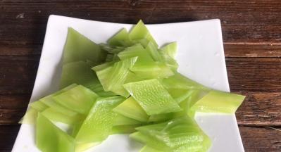 莴笋去皮后切成菱形片