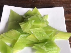 莴笋去皮后切成菱形片