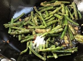 开盖后炒匀，加盐翻炒均匀至入味