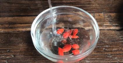 枸杞洗净，沥水备用