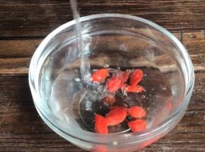 枸杞洗净，沥水备用