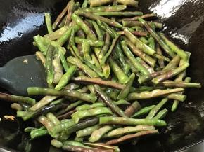 加少许清水，盖上锅盖焖1分钟