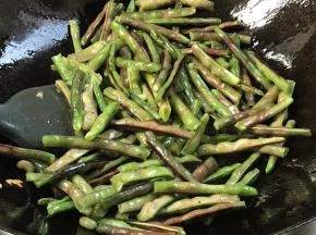 加少许清水，盖上锅盖焖1分钟