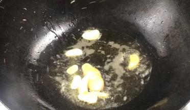 再起锅热油，放入剩下的两片姜片，蒜片爆香