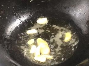 再起锅热油，放入剩下的两片姜片，蒜片爆香