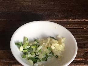 备好蒜末和葱花