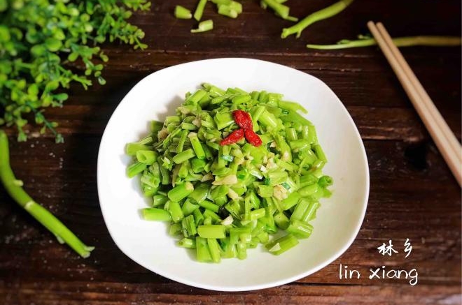 蒜末爆空心菜梗