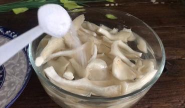 蘑菇撕成小块，用清水加盐拌匀，浸泡半小时