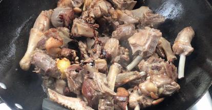 加入老抽，翻炒均匀至上色