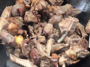 加入老抽，翻炒均匀至上色