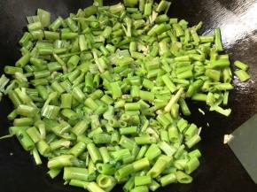 调入盐，翻炒均匀