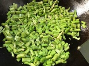 调入盐，翻炒均匀