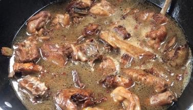 加入啤酒，拌匀煮沸