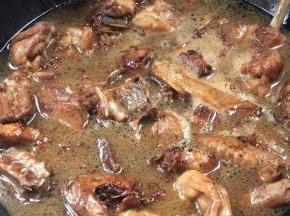 加入啤酒，拌匀煮沸