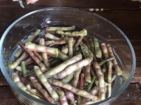 掐成小段，洗净沥水