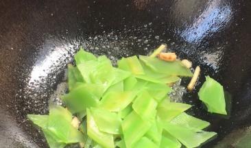 倒入莴笋，炒匀