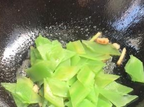 倒入莴笋，炒匀
