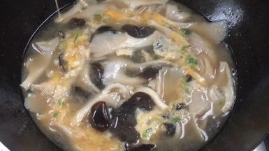 关小火，靠着锅边不沸腾的地方，淋入蛋液