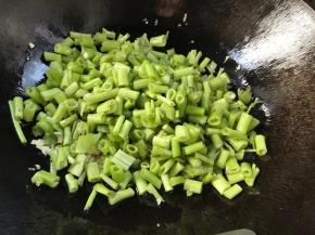 放入空心菜梗，大火炒匀