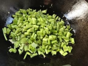 放入空心菜梗，大火炒匀