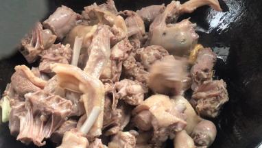 放入鸭肉，煎炒出油