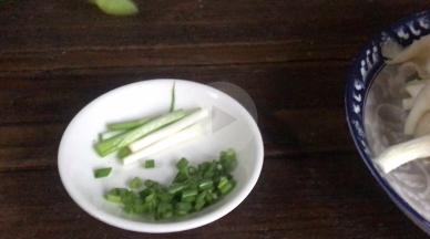 备好葱花和葱段