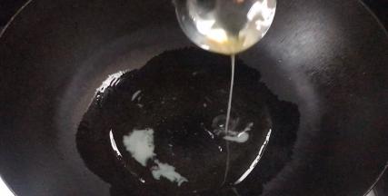 起锅放入猪油