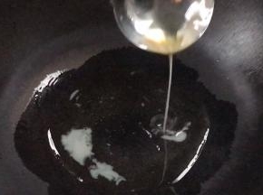 起锅放入猪油