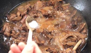 半小时后，调入盐和胡椒粉，翻炒均匀