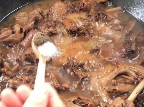 半小时后，调入盐和胡椒粉，翻炒均匀