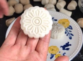 脱模的饼皮月饼很完美