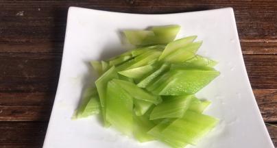 莴笋去皮洗净后，切菱形片