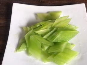 莴笋去皮洗净后，切菱形片