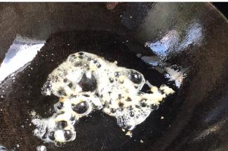 就着油锅，放入蒜末爆香