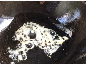 就着油锅，放入蒜末爆香