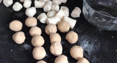 再把莲蓉分成25克一个的小丸子